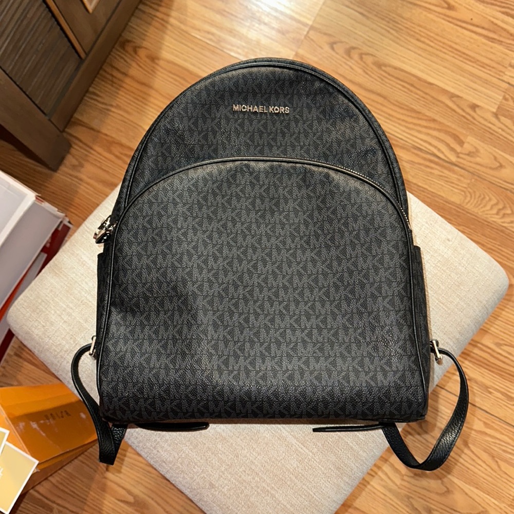 MICHAEL KORS BACKPACK SIGNATURE